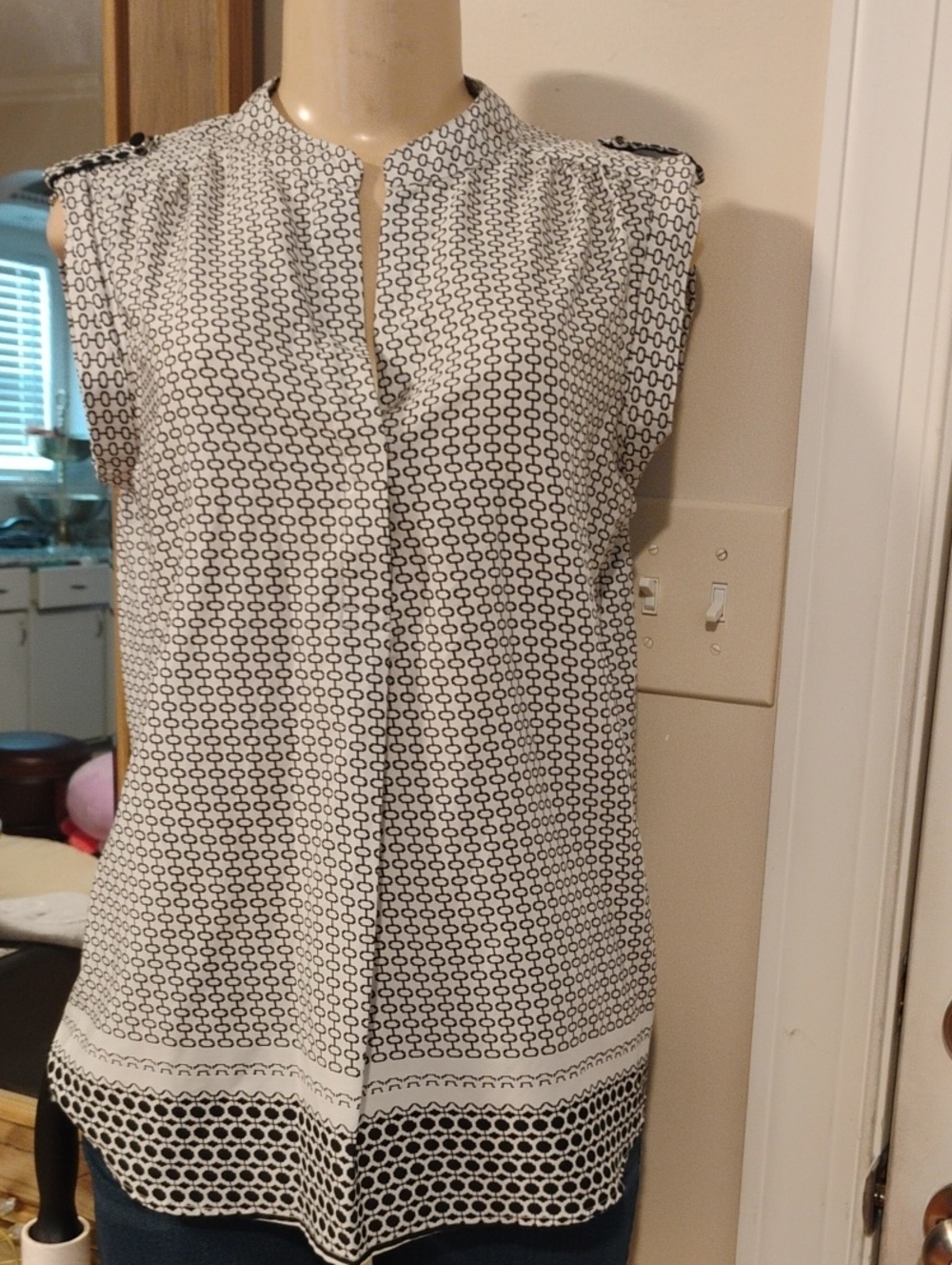Women’s Black and White Geo Print Sleeveless Blouse M
